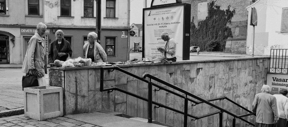Bild: Rentnerinnen verkaufen in Kaunas mitten im Sommer Handschuhe und Mützen.