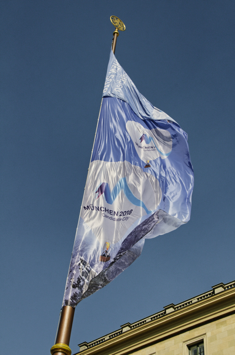 Bild: Flagge zur Bewerbung der Stadt München zu den Olympischen Spielen im Jahre 2018 an der Feldherrenhalle.