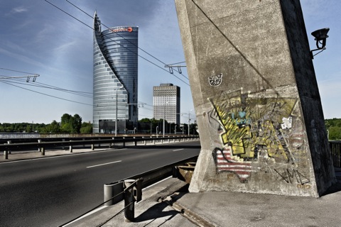 Bild: Der moderne Swedbank Tower mit der schon etwas maroden Vanšu Brücke in Riga.