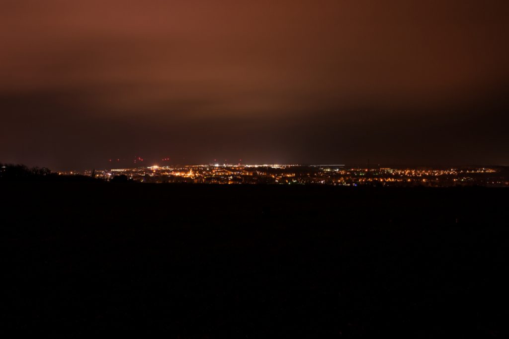 Bild: Blick auf Aschersleben bei Nacht. NIKON D700 mit CARL ZEISS Distagon T* 1.4/35 ZF.2.