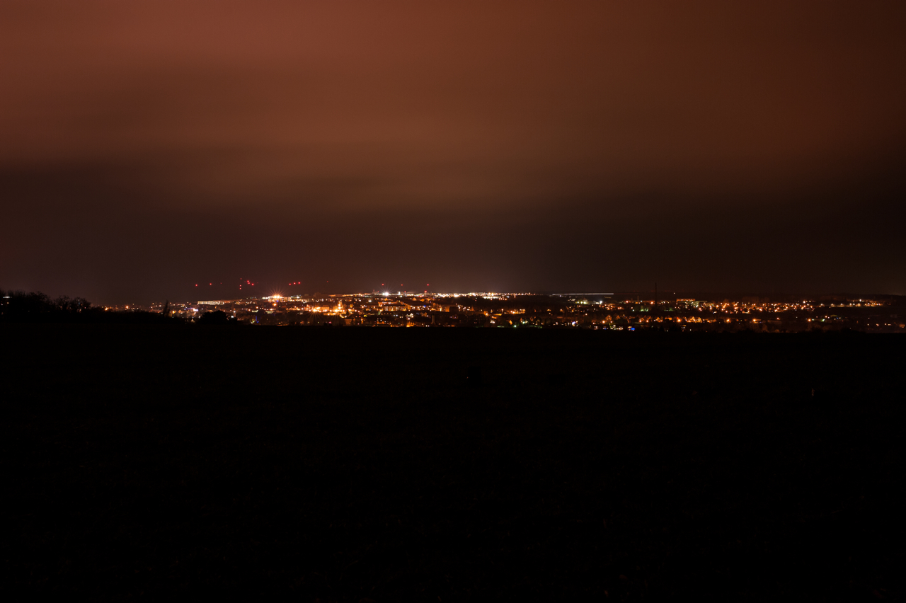 Bild: Blick auf Aschersleben bei Nacht. NIKON D700 mit CARL ZEISS Distagon T* 1.4/35 ZF.2.