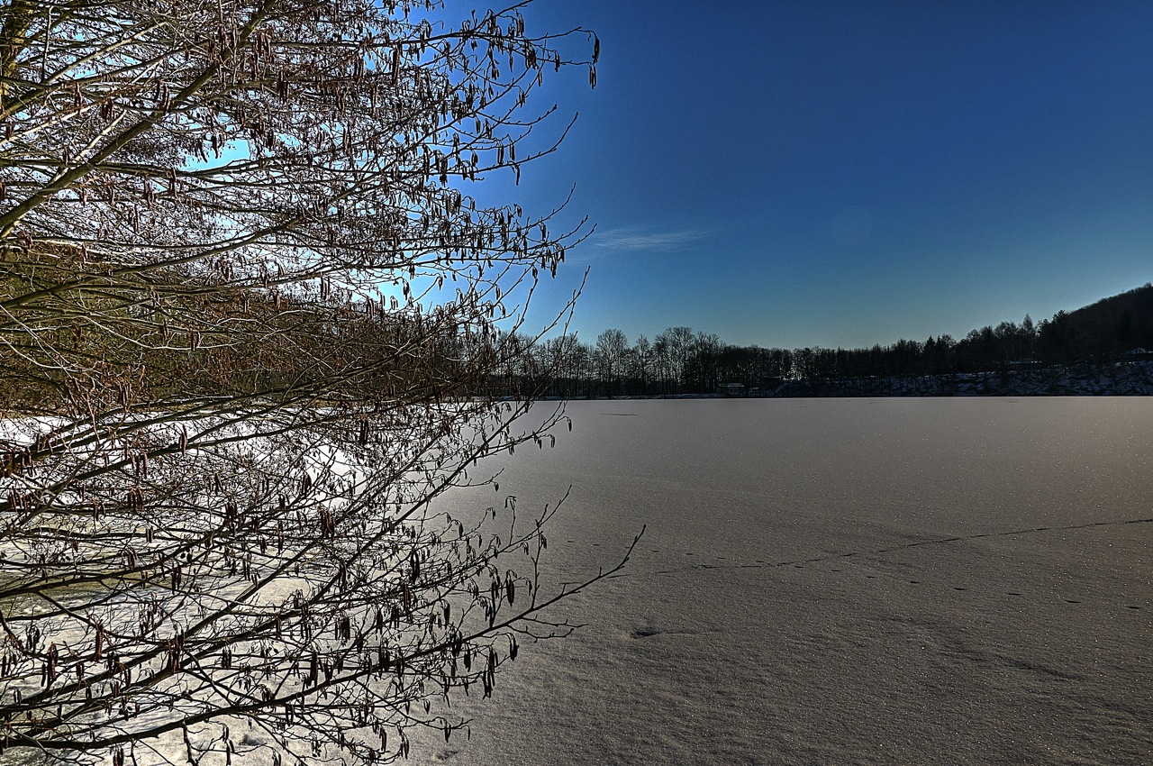 Bild: Ostermontag 2013 am Vatteröder Teich bei Mansfeld. Das es in diesem Winter nicht reichlich Schnee gegeben hat kann wirklich niemand behaupten. NIKON D300s mit AF-S DX NIKKOR 18-105 mm 1:3.5-5.6G ED VR.