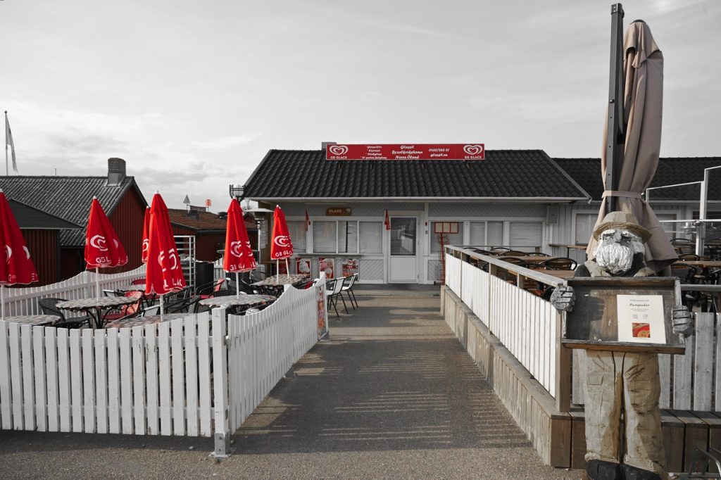 Bild: Irgendwie typisch Schweden - Es ist später Nachmittag im Hafen von Byxelkrog auf der Insel Öland und das Restaurant hat geschlossen. NIKON D700 und AF-S NIKKOR 24-120 mm 1:4G ED VR.