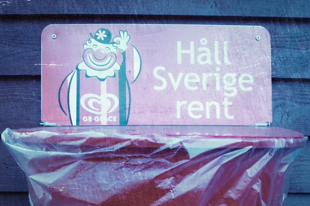 Bild: Halte Schweden sauber. Diese Schilder findet man überall an Abfallbehältern in Schweden. (c) 2013 by Birk Karsten Ecke mit OLYMPUS µTough-6020.