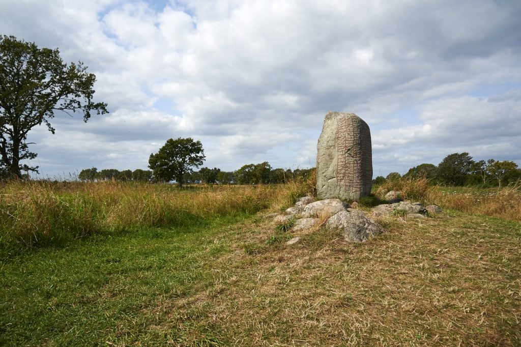 Bild: Der Runenstein von Karlevi oder Karlevistein bei Färjestaden auf der Insel Öland. NIKON D700 und AF-S NIKKOR 24-120 mm 1:4G ED VR.