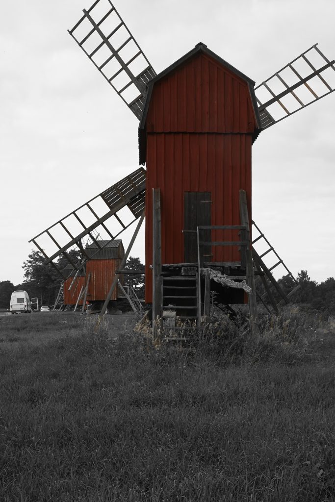 Bild: Abendstimmung an den Windmühlen von Lerkaka auf der Insel Oland mit NIKON D700 und AF-S NIKKOR 24-120 mm 1:4G ED VR.