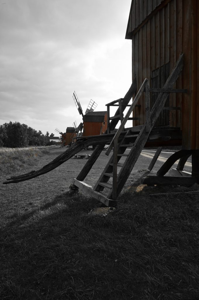 Bild: Abendstimmung an den Windmühlen von Lerkaka auf der Insel Oland mit NIKON D700 und AF-S NIKKOR 24-120 mm 1:4G ED VR.