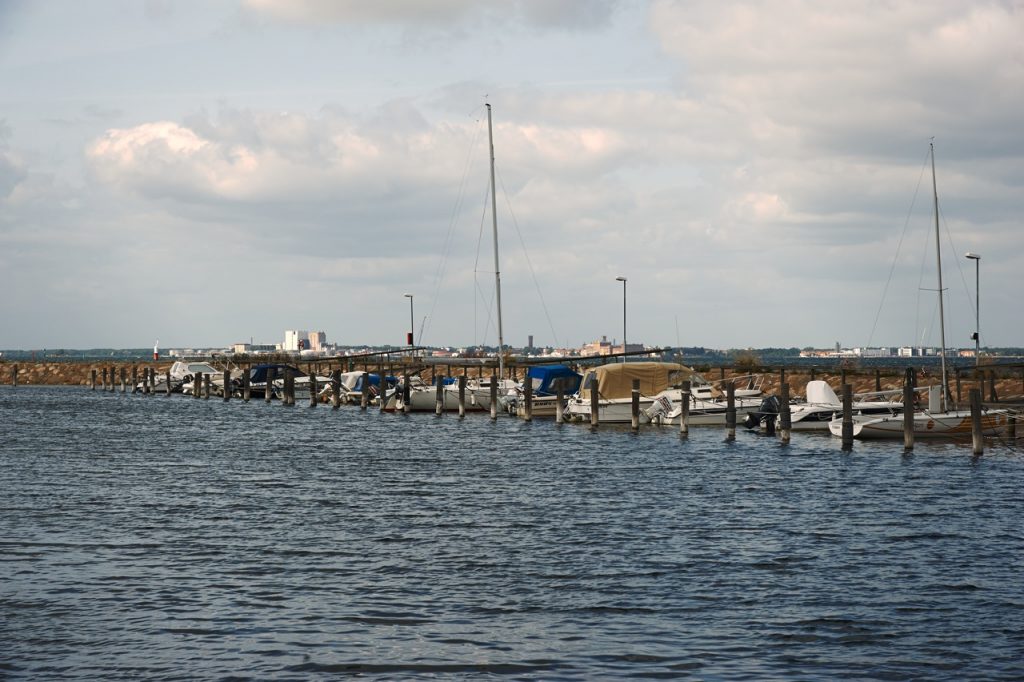 Bild: Unterwegs im Hafen von Mörbylånga auf der Insel Öland. Im Hintergrund ist Kalmar in Småland zu sehen. NIKON D700 und AF-S NIKKOR 24-120 mm 1:4G ED VR.