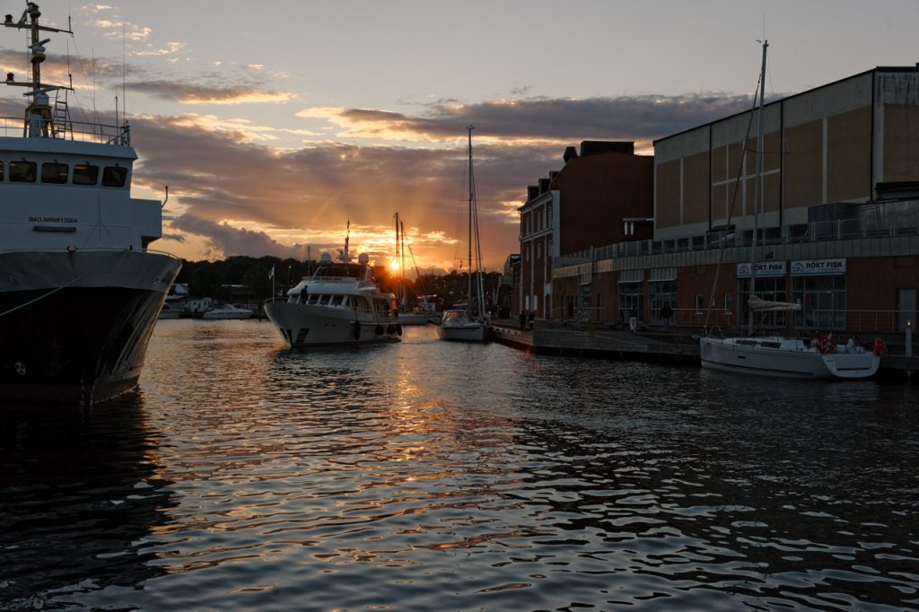 Bild: Abendstimmung im Hafen von Kalmar in der historischen Provinz Småland. NIKON D700 und AF-S NIKKOR 24-120 mm 1:4G ED VR.