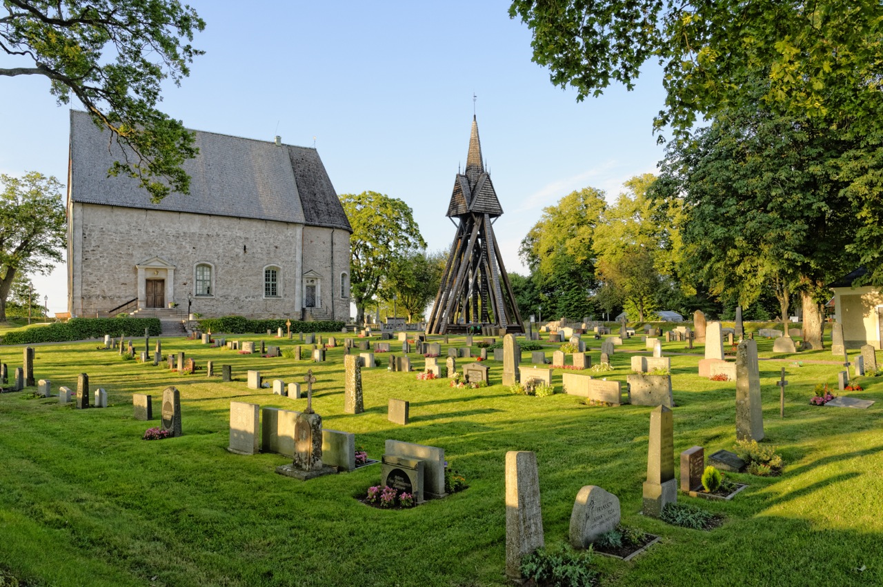 Bild: Stolz und mächtig steht sie da - Die Kirche von Kläckeberga in der historischen Provinz Småland. NIKON D700 und AF-S NIKKOR 24-120 mm 1:4G ED VR.