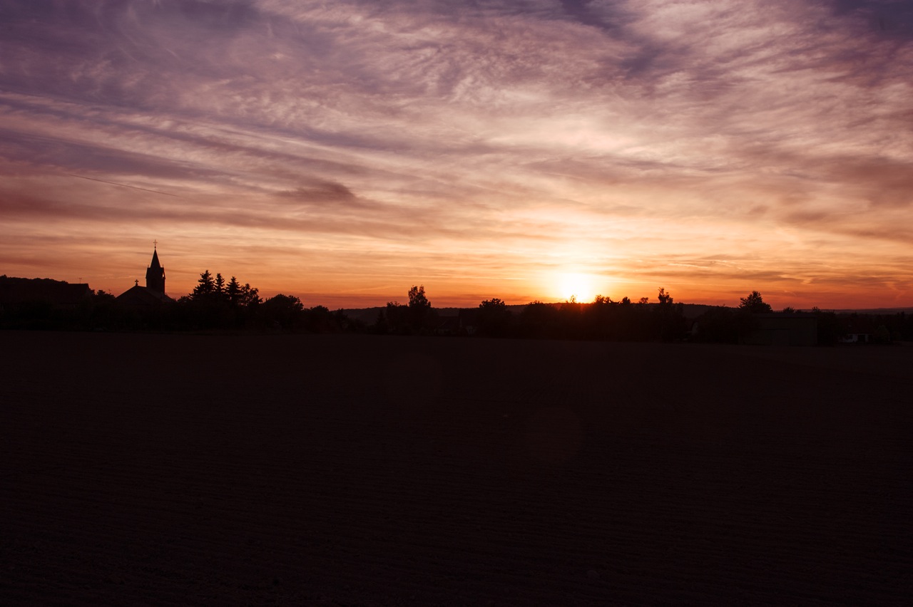 Bild: Sonnenuntergang im Herbst über Bräunrode im Unterharz. NIKON D700 und AF-S NIKKOR 24-120 mm 1:4G ED VR.