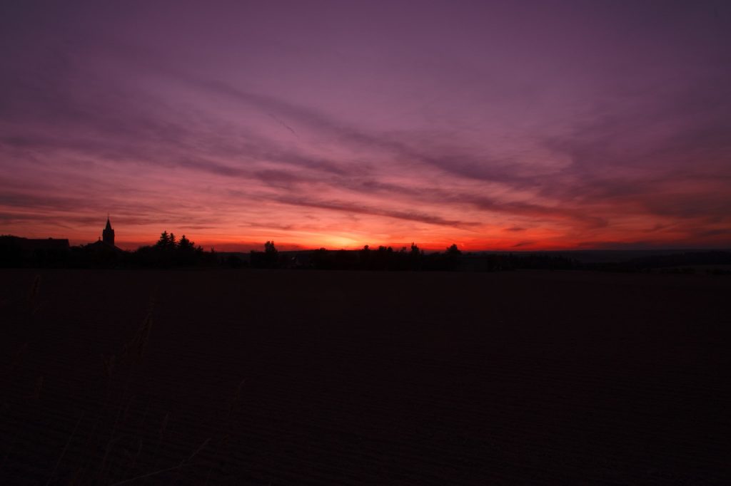 Bild: Sonnenuntergang im Herbst über Bräunrode im Unterharz. NIKON D700 und AF-S NIKKOR 24-120 mm 1:4G ED VR.