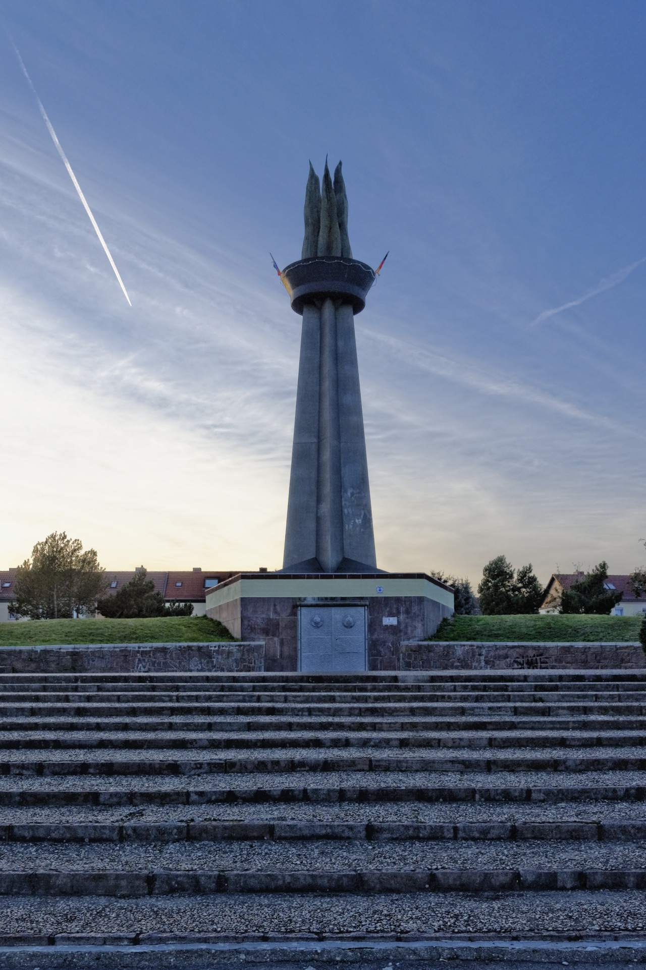 Blaue Stunde am Obelisk Flamme der Freundschaft in Hettstedt. NIKON D700 und AF-S NIKKOR 24-120 mm 1:4G ED VR.
