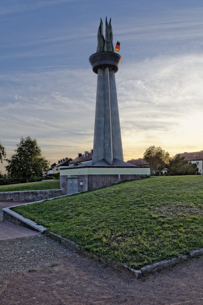 Blaue Stunde am Obelisk Flamme der Freundschaft in Hettstedt. NIKON D700 und AF-S NIKKOR 24-120 mm 1:4G ED VR.