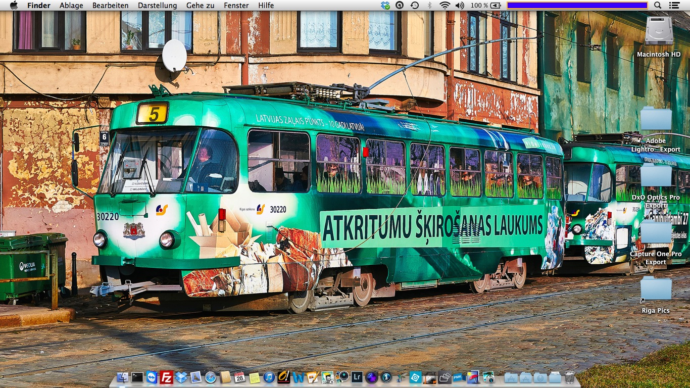 Bild: Mein Desktop auf einem MacBook Air 11" unter Mac OS X mit einem Bild einer Straßenbahn am westlichen Rand der Altstadt von Riga.