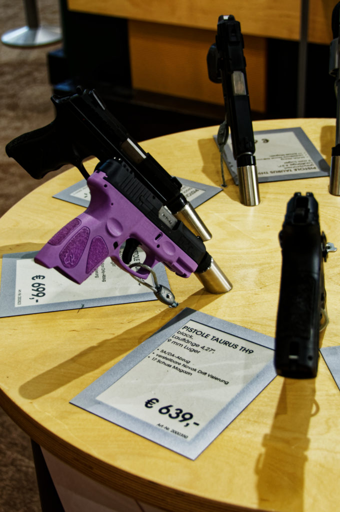 Bild: Da die IWA 2019 am Frauentag startete gab es natürlich auch was für die Damen und Mädels: hier eine kompakte Pistole von Taurus aus Brasilien.