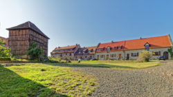 Bild: Wohngebäude der Konradsburg bei Ermsleben (Stadt Falkenstein im Harz) im Unterharz. Links ist das Brunnenhaus zu sehen. Klicken Sie auf das Bild um es zu vergrößern.