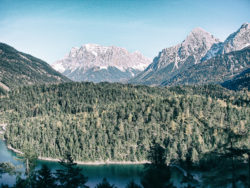 Bild: Bayern ist schön. Die Landschaft ist einzigartig. Und manche Menschen sind hier gleicher als andere. Besonders wenn sie schwerreich sind. Die Zugspitze. Aufnahme von November 2007. Klicken Sie auf das Bild um es zu vergrößern.