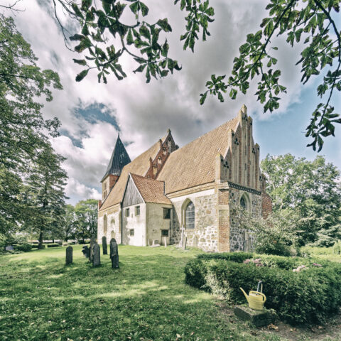 Bild: Blick auf die Kirche St. Pauli in Bobbin aus Richtung Südosten vom Friedhof aus gesehen. Foto: Copyright (c) 2020 by Birk Karsten Ecke. Klicken Sie auf das Bild um es zu vergrößern.