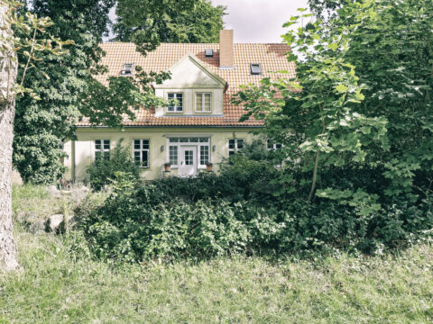 Bild: Das Pfarrhaus von Bobbin auf der Insel Rügen. Foto: Copyright (c) 2020 by Birk Karsten Ecke. Klicken Sie auf das Bild um es zu vergrößern.
