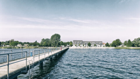 Bild: Blick von der Seebrücke Dranske auf der Insel Rügen auf den Ort. Foto: Copyright (c) 2020 by Birk Karsten Ecke. OLYMPUS OM-D EM-1 MkII mit M.ZUIKO DIGITAL ED 7‑14mm 1:2.8 PRO, ISO200, f/7.1, 1/500s, 12 mm. Klicken Sie auf das Bild um es zu vergrößern.