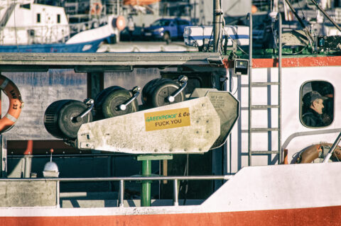 Bild: Einfahrendes Fischerboot. Dieser Fischer hat eine klare Meinung zu den von Greenpeace vor dem Adlergrund verklappten Steinen. Blick von der Mole des Stadthafens von Sassnitz. Foto: Copyright (c) 2020 by Bert Ecke. Klicken Sie auf das Bild um es zu vergrößern.