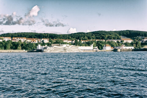 Bild: Blick von der Ostmole des Stadthafens von Sassnitz auf die Hotelschiffe SANS VITESSE und ROSSINI. Foto: Copyright (c) 2020 by Bert Ecke. Klicken Sie auf das Bild um es zu vergrößern.
