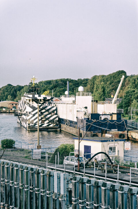 Bild: Blick vom alten Fährterminal der Königslinie im Stadthafen von Sassnitz auf die Hotelschiffe SANS VITESSE (links) und ROSSINI (rechts). Foto: Copyright (c) 2020 by Bert Ecke. Klicken Sie auf das Bild um es zu vergrößern.