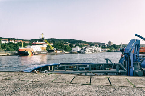 Bild: Blick von der Westmole des Stadthafens von Sassnitz auf die Hotelschiffe SANS VITESSE und ROSSINI. Foto: Copyright (c) 2020 by Bert Ecke. Klicken Sie auf das Bild um es zu vergrößern.