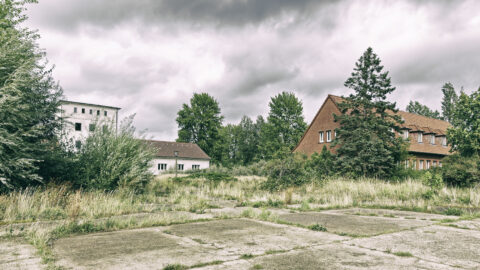 Bild: Die Ruinen der Küstenfunkstelle Rügen Radio in Glowe. Aufnahme von September 2019. Klicken Sie auf das Bild um es zu vergrößern.