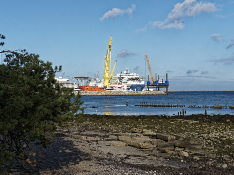 Bild: Die Akademik Cherskiy im Fährhafen Sassnitz in Neu Mukran. Aufhanhem vom September 2020. Klicken Sie auf das Bild um es zu vergrößern.