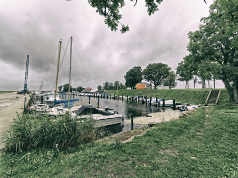 Bild: Die Marina von Martinshafen bei Sagard auf der Insel Rügen. Klicken Sie auf das Bild um es zu vergrößern.