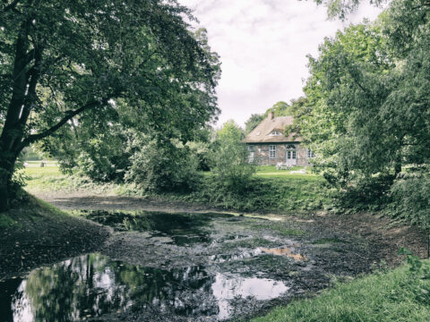 Bild: Das Kavaliershaus im Landschaftspark Pansevitz. Foto (c) 2020 by Birk Karsten Ecke. Klicken Sie auf das Bild um es zu vergrößern.