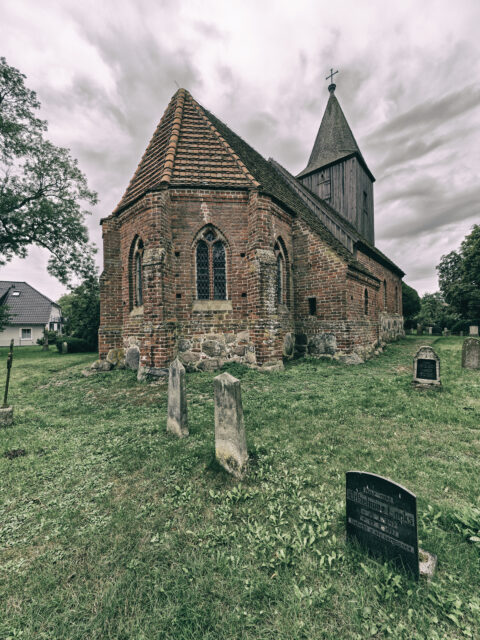 Bild: Die Kirche von Groß Zicker mit dem alten Friedhof. Klicken Sie auf das Bild um es zu vergrößern.