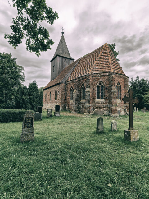 Bild: Die Kirche von Groß Zicker mit dem alten Friedhof. Klicken Sie auf das Bild um es zu vergrößern.