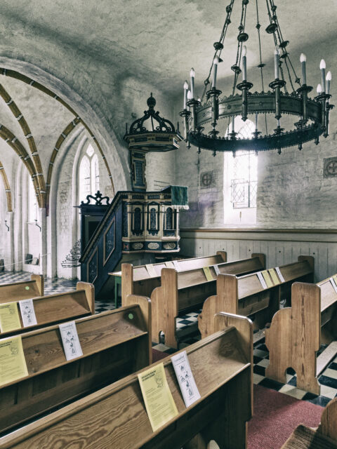 Bild: Die Kirche von Groß Zicker. Innenansicht mit Blick auf den barocken Altar und den Deckenleuchter. Klicken Sie auf das Bild um es zu vergrößern.