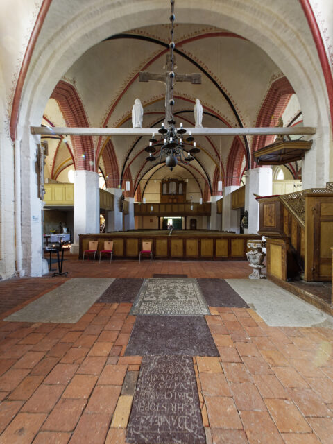 Bild: Die Kirche von Wiek auf der Insel Rügen. Blick auf Empore und Orgel. Klicken Sie auf das Bild um es zu vergrößern.
