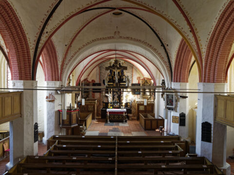 Bild: Die Kirche von Wiek auf der Insel Rügen. Blick auf den barocken Altar. Klicken Sie auf das Bild um es zu vergrößern.