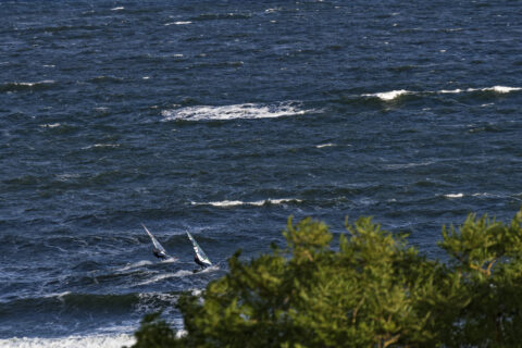 Bild: Surfer in der offenen Ostsee an der Fallada-Sicht in der Nähe des Kap Arkona auf der Insel Rügen. Foto (c) 2020 by Birk Karsten Ecke. Klicken Sie auf das Bild um es zu vergrößern.