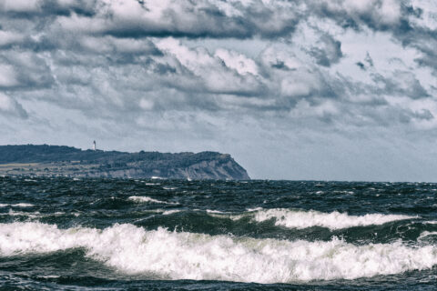 Bild: Am Strand von Dranske. Blick auf die Insel Hiddensee. Klicken Sie auf das Bild um es zu vergrößern.