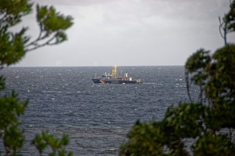 Bild: An der Fallada-Sicht in der Nähe des Kap Arkona auf der Insel Rügen. Boot der Küstenwache. Foto (c) 2020 by Bert Ecke. Klicken Sie auf das Bild um es zu vergrößern.