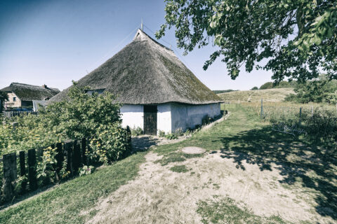 Bild: Das Pfarrwitwenhaus in Groß Zicker auf der Halbinsel Mönchgut - Insel Rügen. Außenansicht. Klicken Sie auf das Bild um es zu vergrößern.