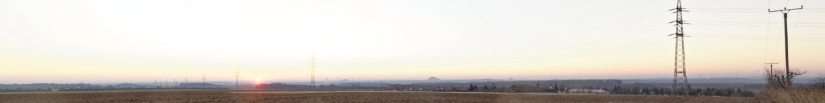 Bild: Sonnenaufgang über dem Petersberg bei Halle an der Saale. Aufnahme vom Windmühlskopf bei Greifenhagen im Landkreis Mansfeld-Südharz im März 2022. Klicken Sie auf das Bild um es zu vergrößern.