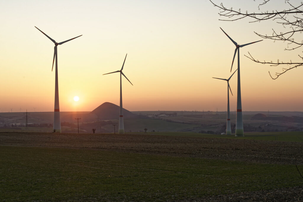 Foto: Sonnenaufgang im März 2022 über der Halde des ehemaligen Fortschrittschachtes bei Eisleben im Landkreis Mansfeld Südharz. Klicken Sie auf das Bild um es zu vergrößern.