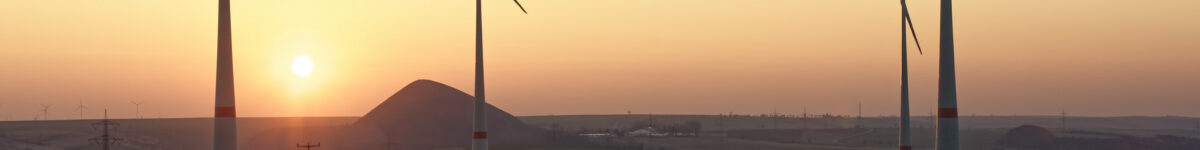 Foto: Sonnenaufgang im März 2022 über der Halde des ehemaligen Fortschrittschachtes bei Eisleben im Landkreis Mansfeld Südharz. Klicken Sie auf das Bild um es zu vergrößern.
