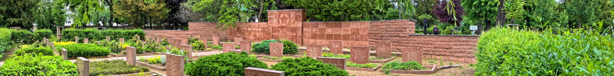 Bild: Ein Panorafoto der Sowjetischen Ehrengrabanlage auf dem Städtischen Friedhof in der Schmidtstraße in Aschersleben. Klicken Sie auf das Bild um es zu vergrößern.