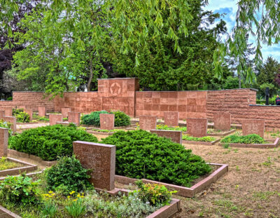 Fototour: Ein Panoramafoto von der Sowjetischen Ehrengrabanlage auf dem Städtischen Friedhof von Aschersleben mit dem iPhone SE und Affinity Photo