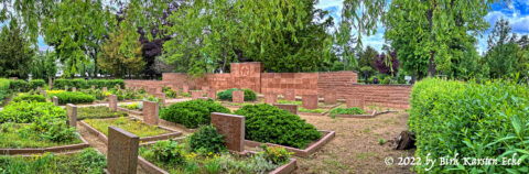 Bild: Ein Panorafoto der Sowjetischen Ehrengrabanlage auf dem Städtischen Friedhof in der Schmidtstraße in Aschersleben. Klicken Sie auf das Bild um es zu vergrößern.