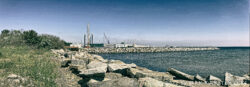 Bild: Der Fährhafen von Sassnitz im Juni 2022 - Mukran Port. Eine Panoramaufnahme. Klicken Sie auf das Bild um es zu vergrößern.