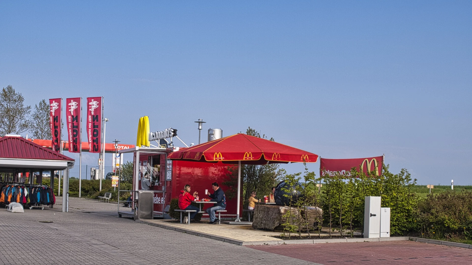 Bild: Ein Lost Place. Impressionen vom ehemaligen McDonald's am Kaufhaus STOLZ auf der Insel Rügen. Klicken Sie auf das Bild um es zu vergrößern.